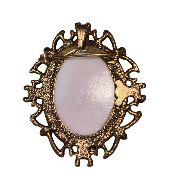 Cameo Brooch Brown & Gold Tone - Picture 2 of 2